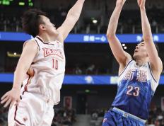 IM体育下载-球队训练备战下一场篮球比赛