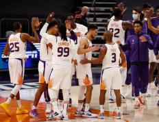 IM体育官方网-浙江队遭重庆逆袭，季后赛前景渺茫