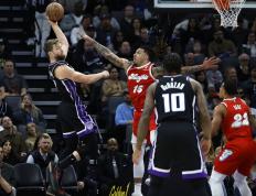 IM体育平台-国王鏖战马刺，拉文点燃赛场