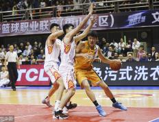 IM体育app-步行者完胜深圳队，胡金秋关键制胜