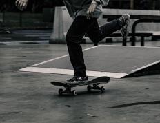 IM体育在线注册-赛道上的逆袭，塞恩斯刷新纪录，雷诺鏖战红牛