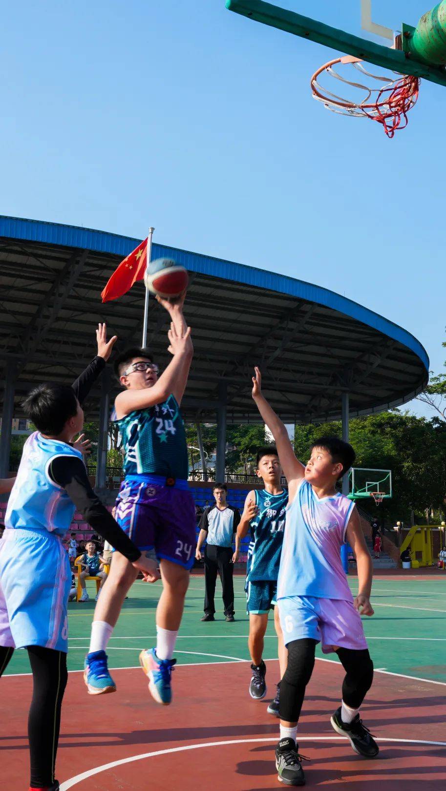 IM体育-篮球赛中，年轻队员尽显实力