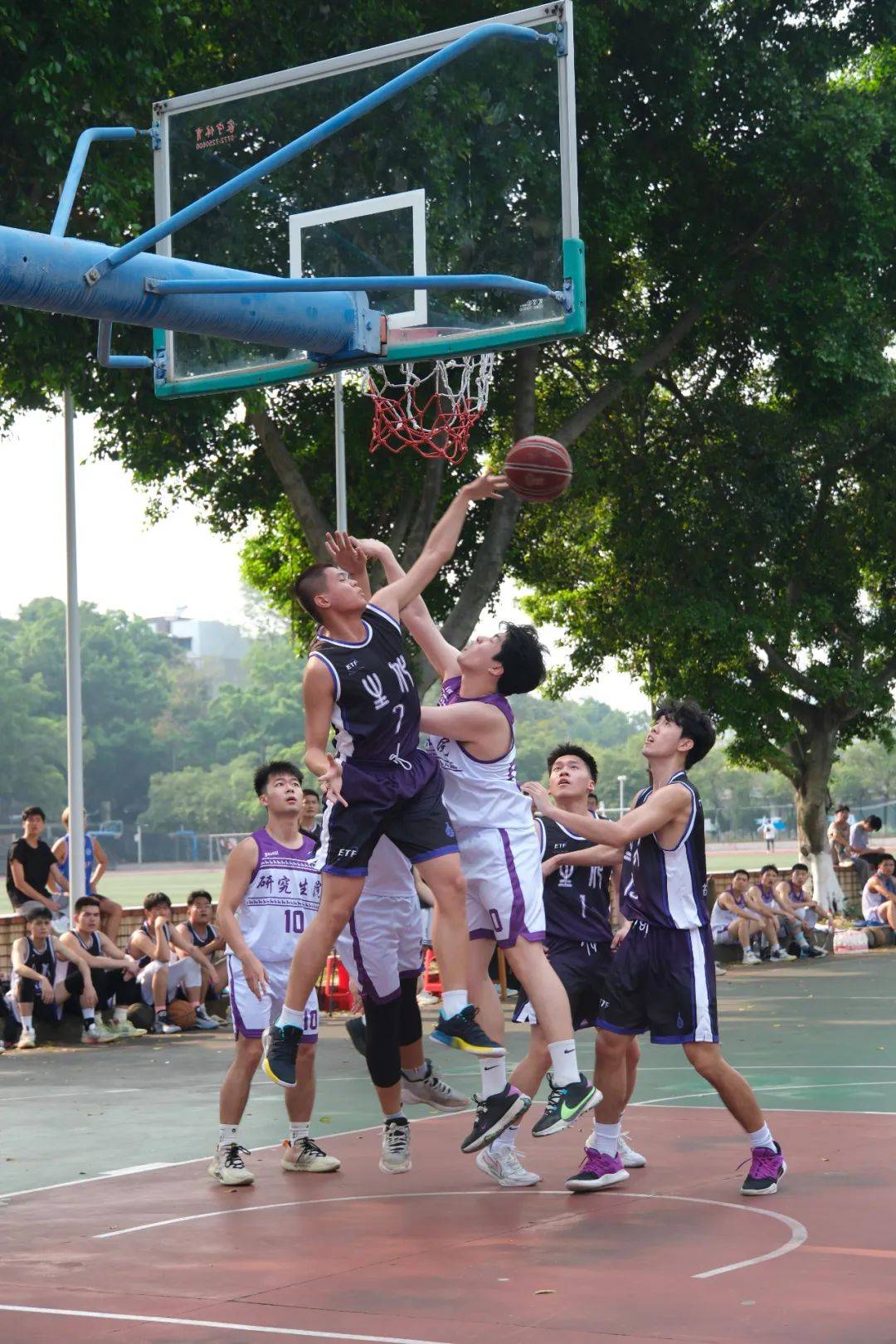 IM体育下载-球队训练备战下一场篮球比赛