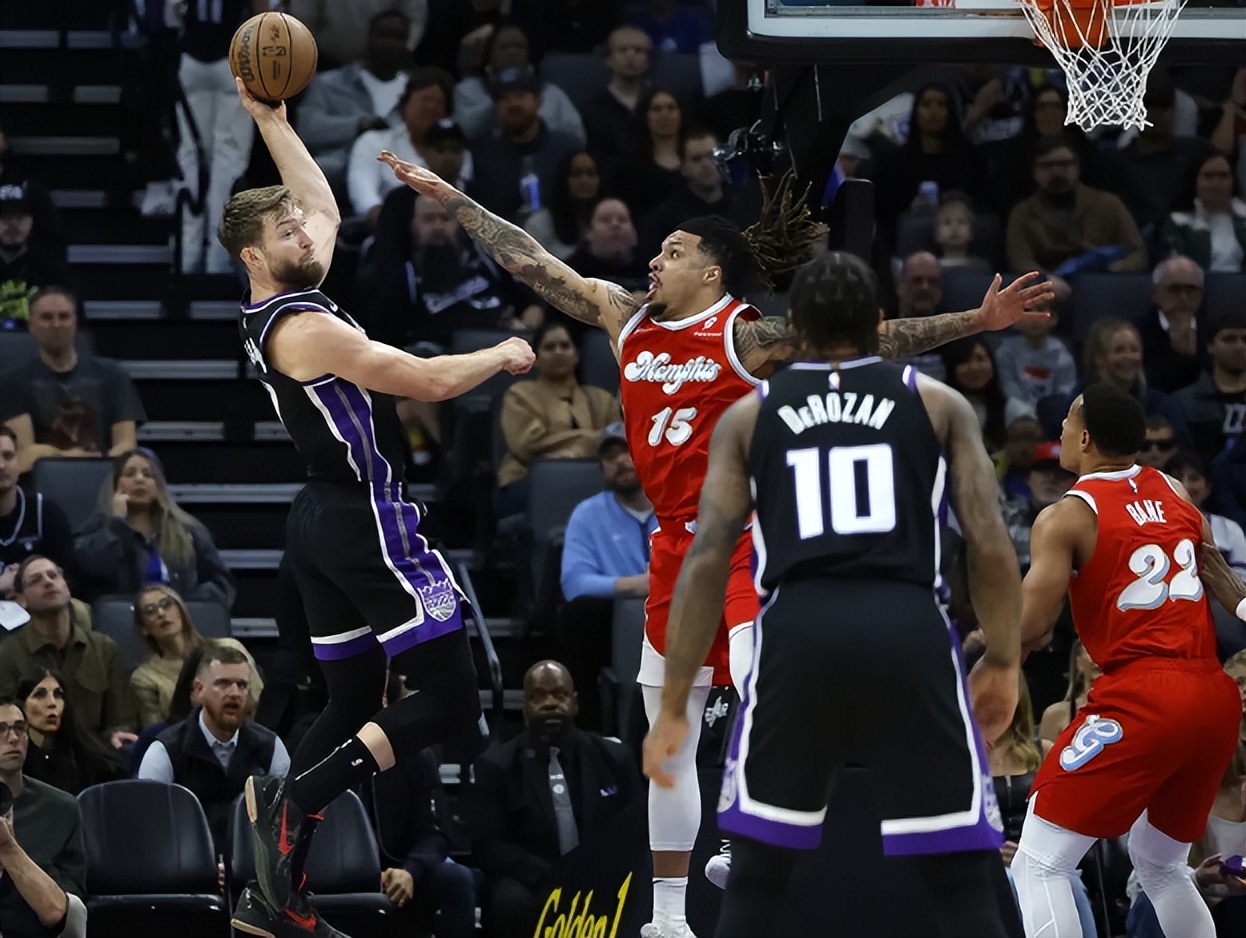 IM体育平台-国王鏖战马刺，拉文点燃赛场